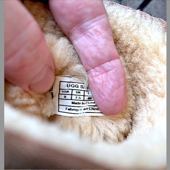 UGG Classic Short II Pull-On Suede Boots in Chestnut EUC/sz 9 - Picture 12 of 12